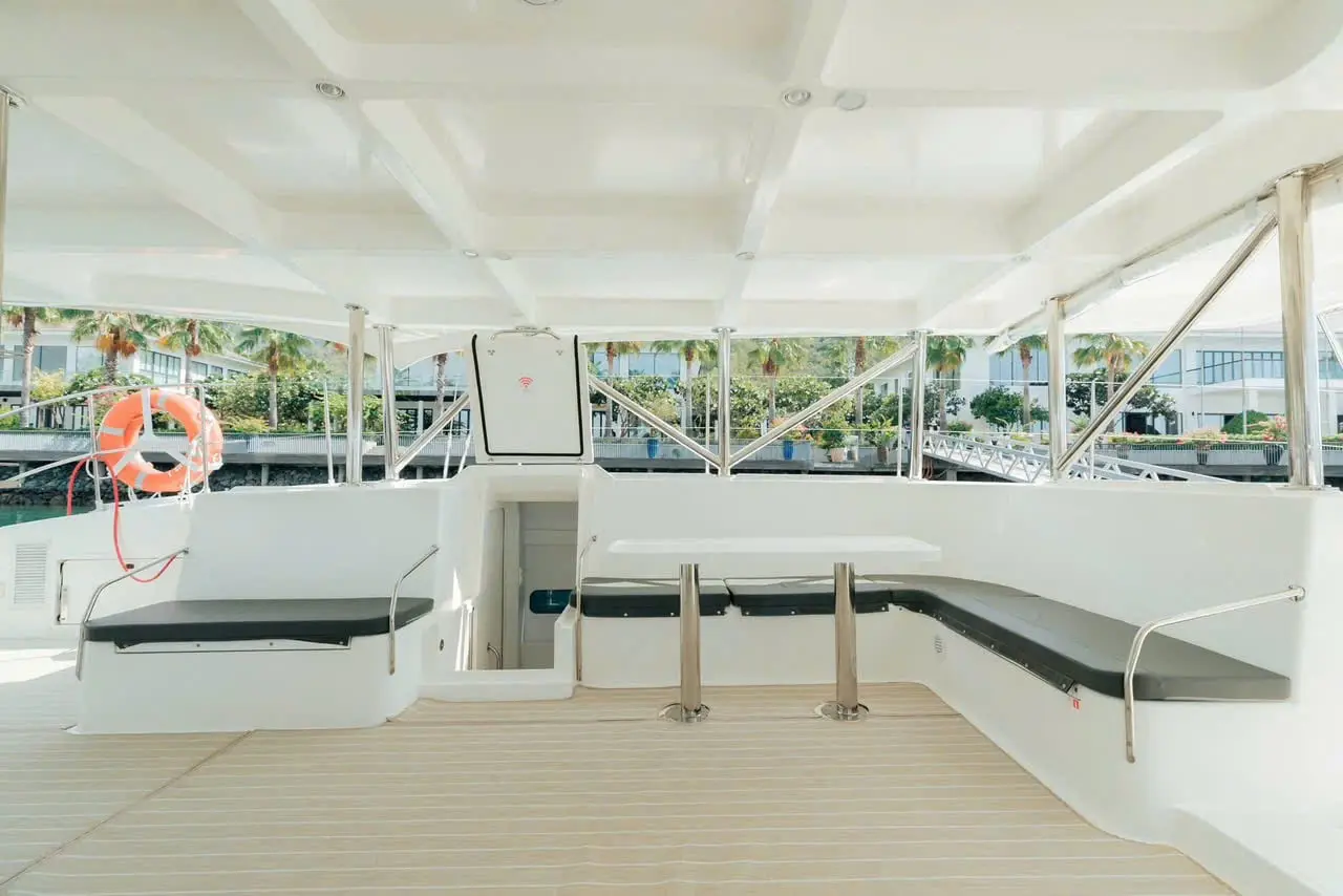 Палуба катамарана